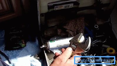 Nun müssen Sie den Mischer an die Rohre anschließen Nun müssen Sie den Mischer an die Rohre anschließen