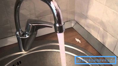 Der Belüfter erzeugt einen Volumenstrom mit minimalem Wasserdurchfluss.