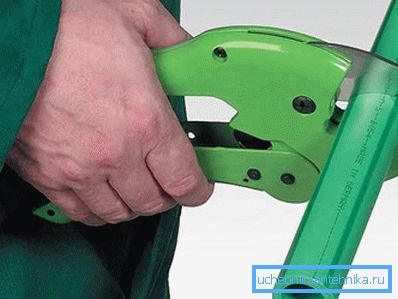 Schneiden Sie das Rohr vorsichtig und präzise ab. Schneiden Sie das Rohr vorsichtig und präzise ab.