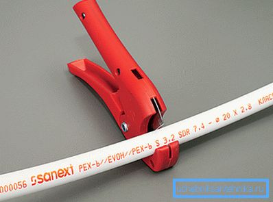 Schneiden Sie das Teil vorsichtig mit einem Werkzeug ab. Schneiden Sie das Teil vorsichtig mit einem Werkzeug ab.