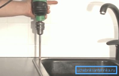 Bohren Sie vorsichtig die Bohrung Bohren Sie vorsichtig die Bohrung
