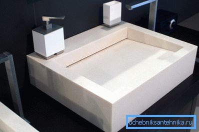 Acrylprodukte können Keramik oder Stein imitieren. Acrylprodukte können Keramik oder Stein imitieren.