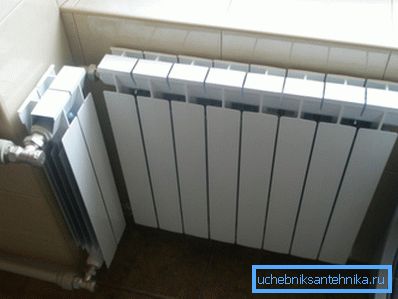 Eine Aluminiumbatterie gibt fast die gesamte Wärme an den Raum ab Eine Aluminiumbatterie gibt fast die gesamte Wärme an den Raum ab