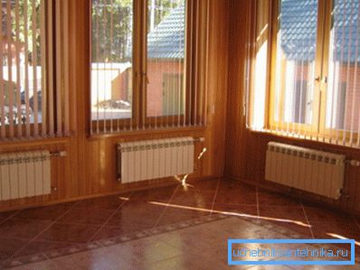 Aluminiumheizkörper innerhalb eines Landhauses Aluminiumheizkörper innerhalb eines Landhauses