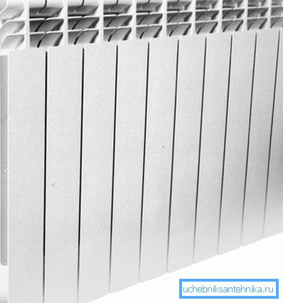 Der Aluminiumheizkörper ist dank der hohen Wärmeleitfähigkeit und der entwickelten Lamellen führend.