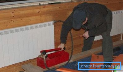 Das Gerät kann durch einen Wasserhahn Mayevsky an den Kühler angeschlossen werden. Das Gerät kann durch einen Wasserhahn Mayevsky an den Kühler angeschlossen werden.