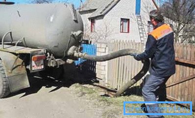 Saugwagen bei der Arbeit