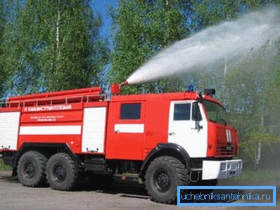 Auto mit Feuerlöschausrüstung ausgestattet Auto mit Feuerlöschausrüstung ausgestattet