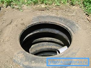 Autoreifen eines Abflusslochs. Autoreifen eines Abflusslochs.