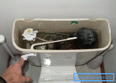 Tank und Vorrichtung zum Spülen der Toilette. Tank und Vorrichtung zum Spülen der Toilette.