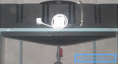 Kunststofftank mit eingebauten Heizelementen. Kunststofftank mit eingebauten Heizelementen.