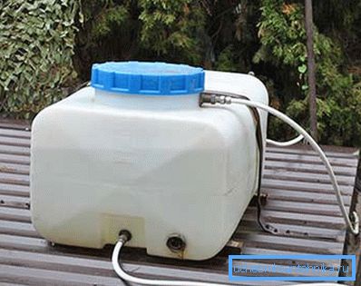 Tank auf dem Dach der Sommerdusche. Tank auf dem Dach der Sommerdusche.
