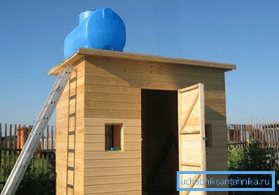 Im Sommer wird der Dachbehälter mit warmem Wasser versorgt Im Sommer wird der Dachbehälter mit warmem Wasser versorgt