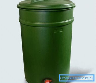 Tank mit dem Kran für Trinkwasser für die saisonale Datscha Tank mit dem Kran für Trinkwasser für die saisonale Datscha