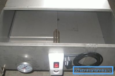 Tank mit Heizelementen zum Heizen Tank mit Heizelementen zum Heizen