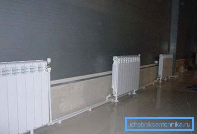 Batterien mit Bodenklammern gesichert Batterien mit Bodenklammern gesichert