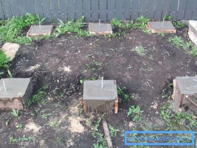 Das Betonieren des Fundaments ist abgeschlossen, Bewehrungsauslöser sind für die bequeme Befestigung der Bodenverkleidung sichtbar Das Betonieren des Fundaments ist abgeschlossen, Bewehrungsauslöser sind für die bequeme Befestigung der Bodenverkleidung sichtbar