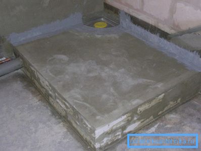 Betonsockel der Eckpalette Betonsockel der Eckpalette