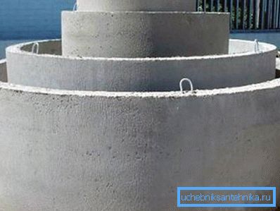1135 Betonringe mit unterschiedlichem Durchmesser