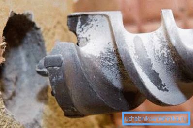 Betonwände werden am besten mit einem speziellen Bohr- oder Diamantwerkzeug gebohrt. Betonwände werden am besten mit einem speziellen Bohr- oder Diamantwerkzeug gebohrt.