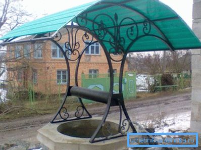 Beton gut mit Überdachung aus Polycarbonat und Schmieden. Beton gut mit Überdachung aus Polycarbonat und Schmieden.