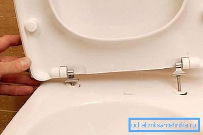 Ohne hochwertige Beschläge ist es nicht möglich, den Deckel auf der Toilette zu befestigen. Ohne hochwertige Beschläge ist es nicht möglich, den Deckel auf der Toilette zu befestigen.