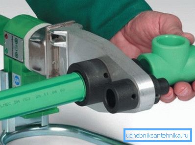 Mit einem spezialisierten Lötkolben geht der Prozess des Lötens natürlich leichter von der Hand - einfach auf dem Foto - halten Sie einfach die Elemente des Wasserversorgungssystems in der Hand Mit einem spezialisierten Lötkolben geht der Prozess des Lötens natürlich leichter von der Hand - einfach auf dem Foto - halten Sie einfach die Elemente des Wasserversorgungssystems in der Hand