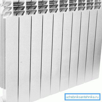 Der Bimetallkühler 500 x 80 x 80 besteht aus einem Stahlblecheinsatz und einer äußeren Aluminiumschale Der Bimetallkühler 500 x 80 x 80 besteht aus einem Stahlblecheinsatz und einer äußeren Aluminiumschale