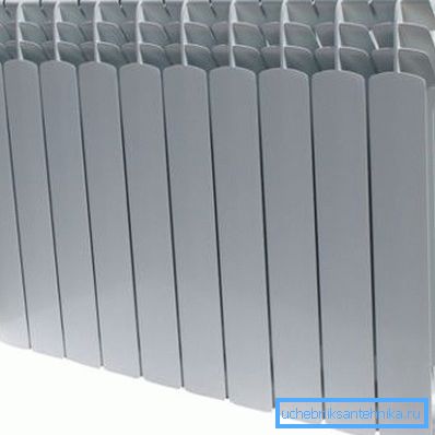 Aufgrund der speziellen Form des Wärmetauschers heizt eine solche Batterie den Raum auf zwei Arten auf. Aufgrund der speziellen Form des Wärmetauschers heizt eine solche Batterie den Raum auf zwei Arten auf.