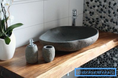 Eine edle Materialkombination aus Massivholz und Naturstein. Eine edle Materialkombination aus Massivholz und Naturstein.