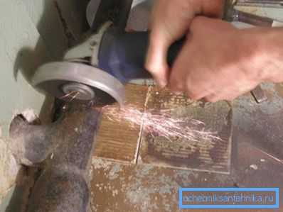 Einfacher: Das Rohr wird von der Mühle von der Mühle eingeschnitten, danach wird ein Meißel in den Schnitt hineingetrieben. Einfacher: Das Rohr wird von der Mühle von der Mühle eingeschnitten, danach wird ein Meißel in den Schnitt hineingetrieben.