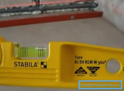 Ein Laserpegel gilt als genaueres Messgerät, mit dem die Unebenheiten des Bodens mit einem Tastendruck ermittelt werden können Ein Laserpegel gilt als genaueres Messgerät, mit dem die Unebenheiten des Bodens mit einem Tastendruck ermittelt werden können