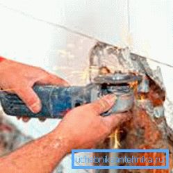 Der Bulgare wird helfen, eine Mauer in der Wand zu bauen und altes Ausrüstungsmaterial zu entfernen. Der Bulgare wird helfen, eine Mauer in der Wand zu bauen und altes Ausrüstungsmaterial zu entfernen.