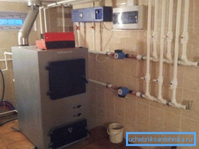 Die meisten modernen Holzkessel erfordern einen elektrischen Anschluss. Die meisten modernen Holzkessel erfordern einen elektrischen Anschluss.