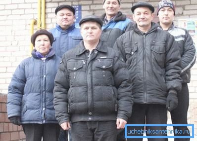 Ein Team von Schlossern und Handwerkern ist bereit zu gehen. Ein Team von Schlossern und Handwerkern ist bereit zu gehen.