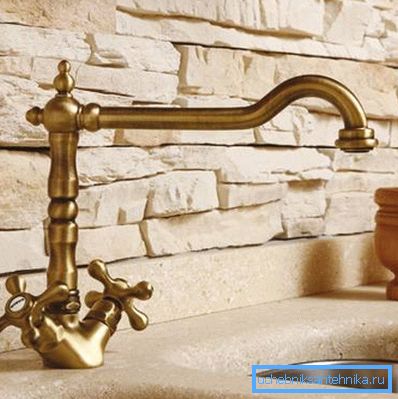 Bronzehahn für die Küche unter dem Stein Bronzehahn für die Küche unter dem Stein