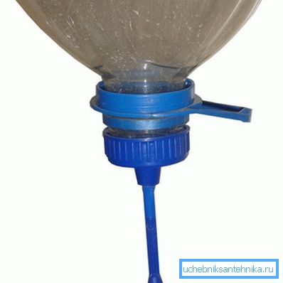 Die Flasche kann mit einem Fabrikspender ausgestattet werden. Die Flasche kann mit einem Fabrikspender ausgestattet werden.