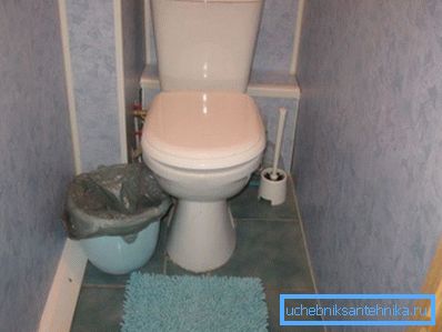 Budget Toilettenreparatur. Die Tragegurte werden von Kunststoffplatten verdeckt. Budget Toilettenreparatur. Die Tragegurte werden von Kunststoffplatten verdeckt.