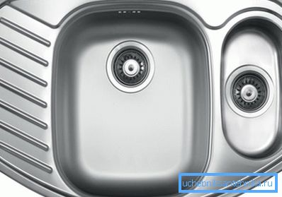 Es gibt zwei Arten von Produkten - gestanzt und geschweißt - das erste ist billiger und von schlechterer Qualität. Es gibt zwei Arten von Produkten - gestanzt und geschweißt - das erste ist billiger und von schlechterer Qualität.