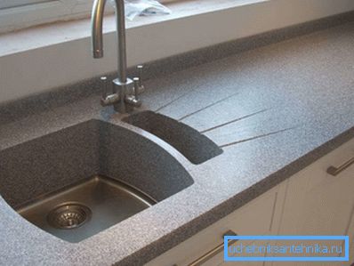 Schüssel goss in die Arbeitsplatte. Schüssel goss in die Arbeitsplatte.