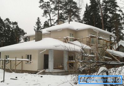 Ein Privathaus leitet Wärme durch alle umschließenden Strukturen ab. Ein Privathaus leitet Wärme durch alle umschließenden Strukturen ab.