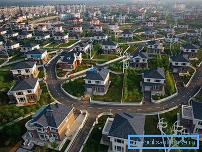 Ein privater Vorort ist eine logische Erweiterung für eine große Stadt. Ein privater Vorort ist eine logische Erweiterung für eine große Stadt.