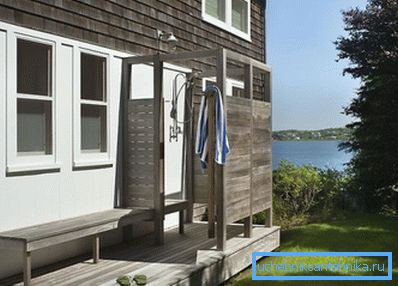 Oft befindet sich eine Sommerdusche in der Nähe des Hauses. Oft befindet sich eine Sommerdusche in der Nähe des Hauses.