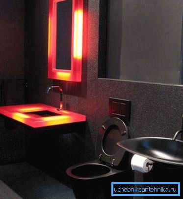 Schwarze Toilette in der Toilette, die im Stil von Hi-Tech gestaltet ist Schwarze Toilette in der Toilette, die im Stil von Hi-Tech gestaltet ist