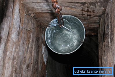 Sauberes Wasser aus dem Brunnen. Sauberes Wasser aus dem Brunnen.