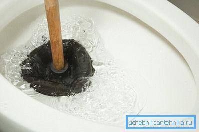 Reinigung der Toilette vor Verstopfung des Kolbens Reinigung der Toilette vor Verstopfung des Kolbens