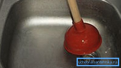 Die Reinigung mit einem Kolben ist einfach und unkompliziert. Die Reinigung mit einem Kolben ist einfach und unkompliziert.