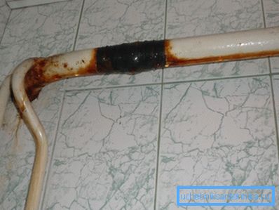 Übermäßige Kondensation führt zu Rost auf der Rohroberfläche. Übermäßige Kondensation führt zu Rost auf der Rohroberfläche.