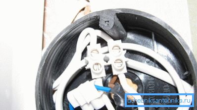 Um Überhitzung durch schlechten Kontakt an den Verbindungen zu vermeiden, verwenden Sie Pads anstelle von Verdrehungen. Um Überhitzung durch schlechten Kontakt an den Verbindungen zu vermeiden, verwenden Sie Pads anstelle von Verdrehungen.