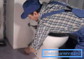 Befolgen Sie die Installationsvorschriften, um ein Auslaufen der Toilettenschüssel zu vermeiden. Befolgen Sie die Installationsvorschriften, um ein Auslaufen der Toilettenschüssel zu vermeiden.